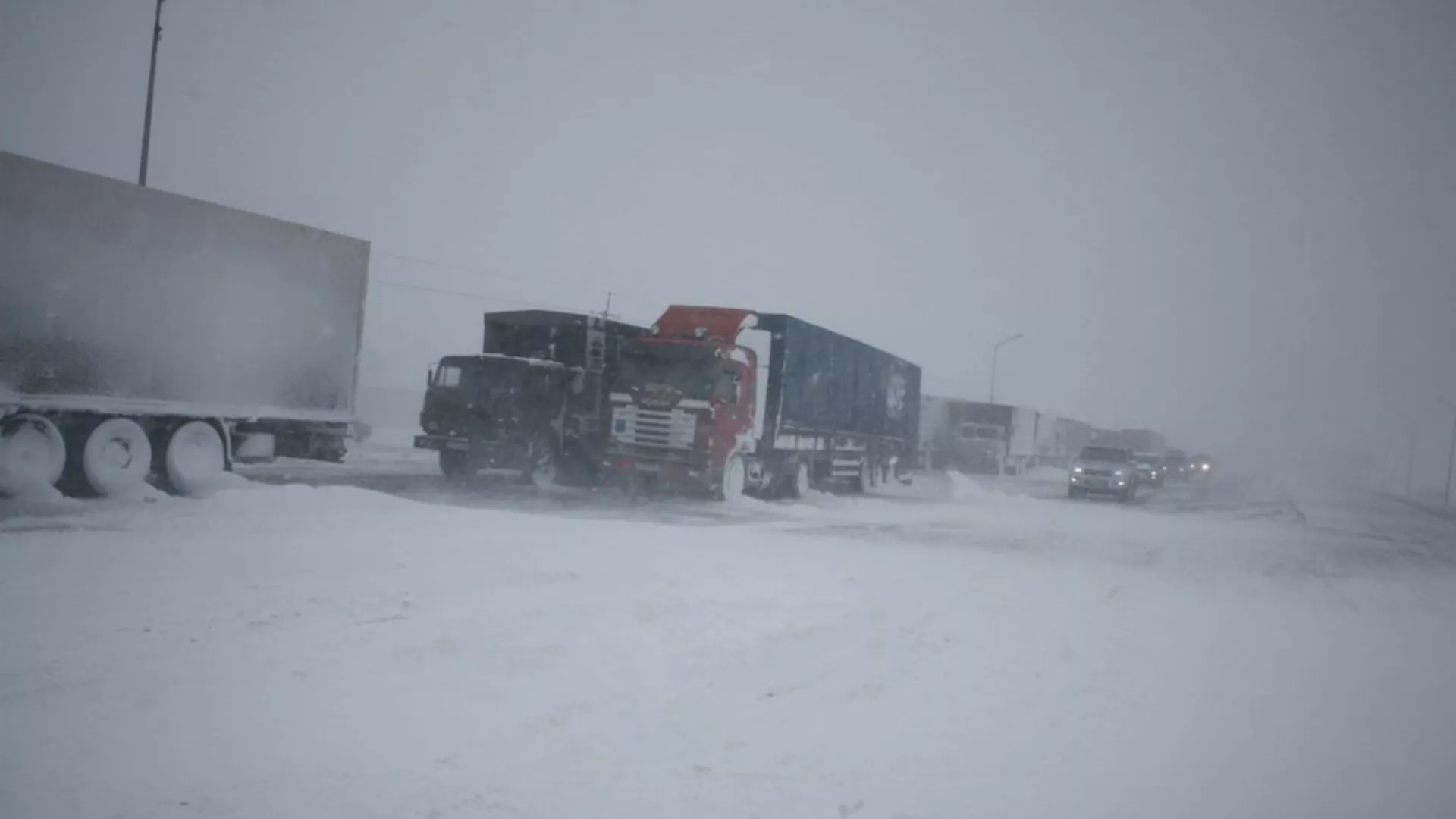 Екі облыста таңға дейін автожолдар жабылды