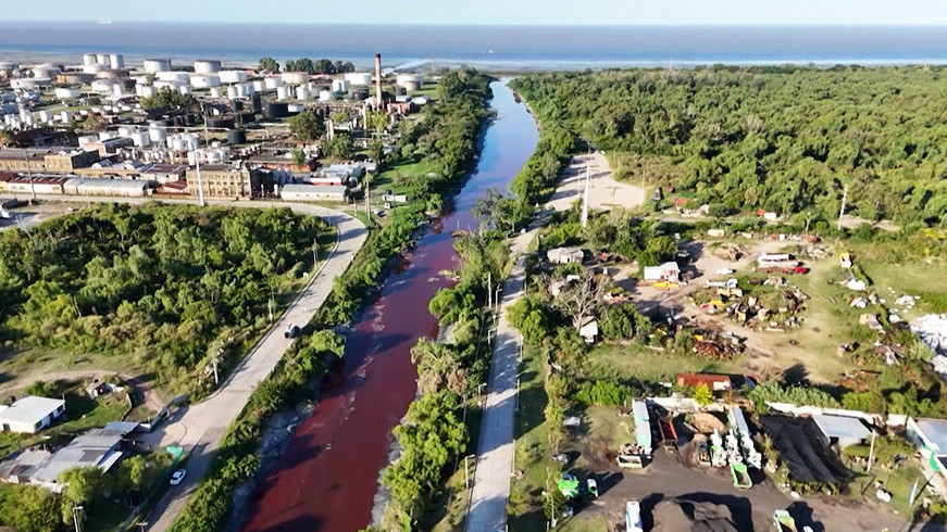 Буэнос-Айрестегі су арнасы қызыл түске боялды