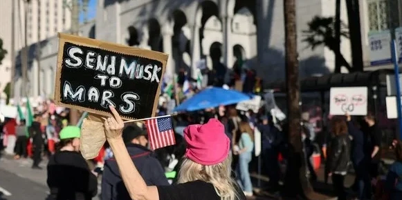 Америкалықтар Илон Масктың қызметтен кетуін талап етті
