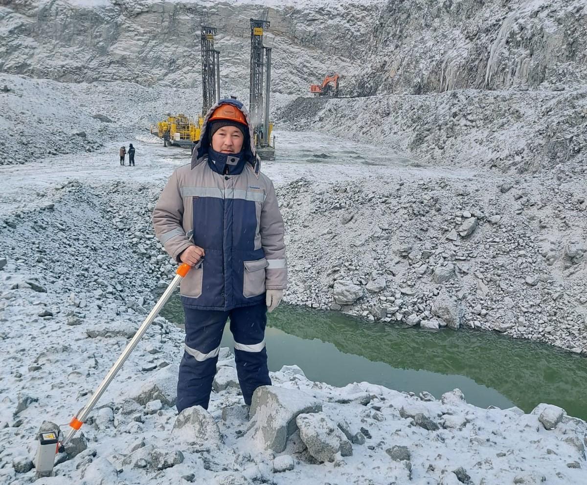 Кен де қазады, жыр да жазады