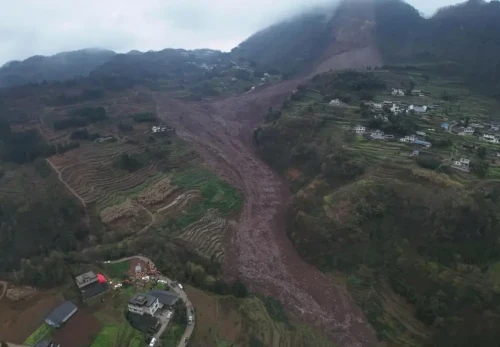 Қытайда көшкін кезінде 28 адам жоғалып кеткен