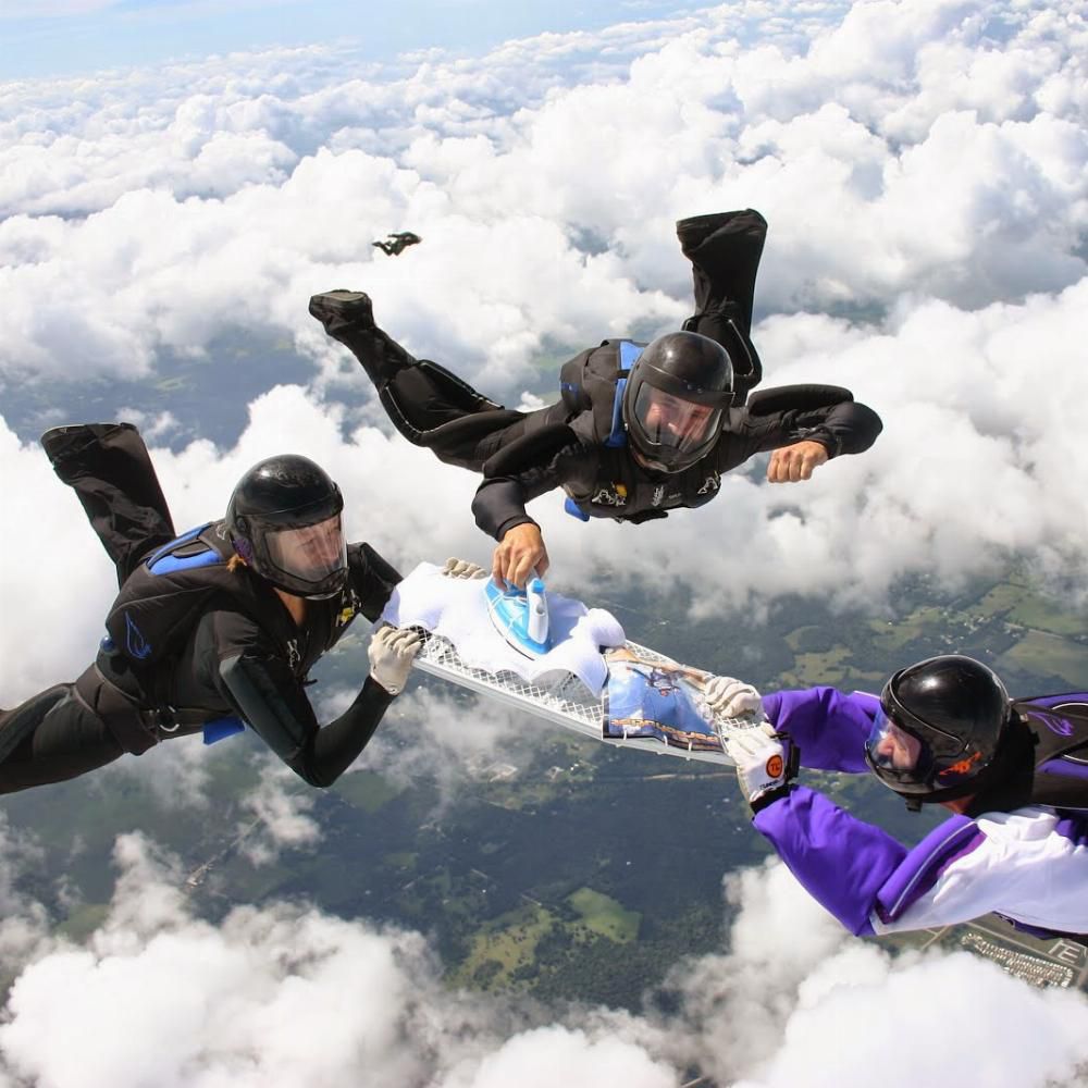 Ғалам ғажаптары: Әуеде киім үтіктегендер