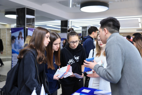 Шетелдік оқу орындарының мүмкіндіктерімен танысты