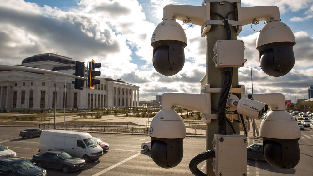 Көлікте телефон ұстаған жүргізушілер айыппұл арқалайды