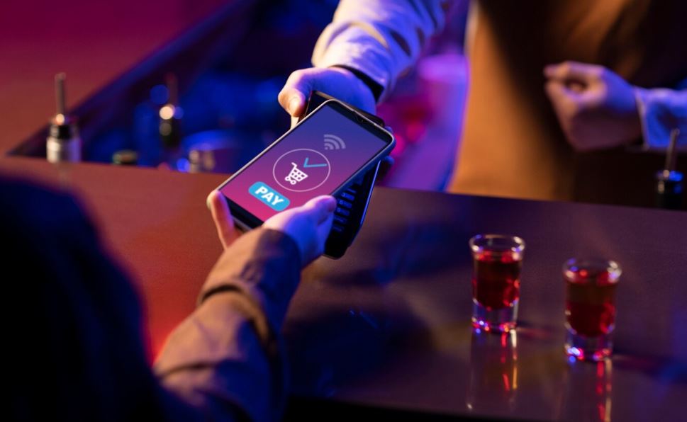 Ер адам өз пәтерінде онлайн-казино ұйымдастырған