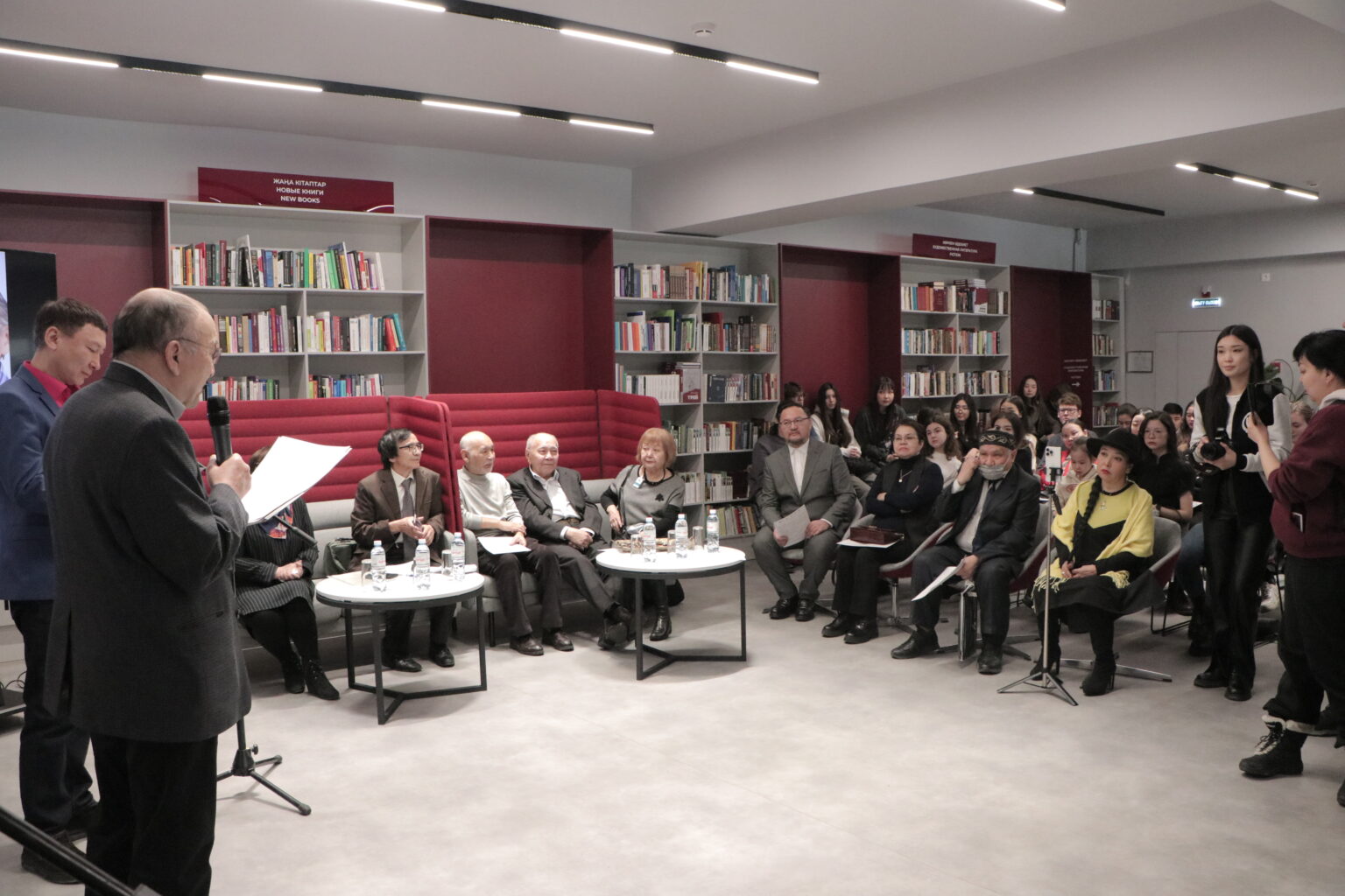 Фольклортанушының кітапханасы