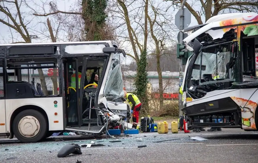 Екі автобус соқтығысып, 35 адам зардап шекті