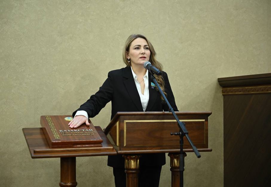 Мәжілістің жаңа депутаты ант қабылдады