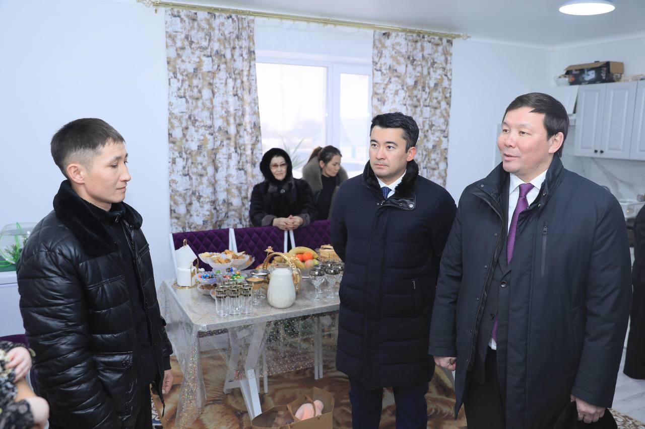 Еңбеккерлеріне баспана салып берді