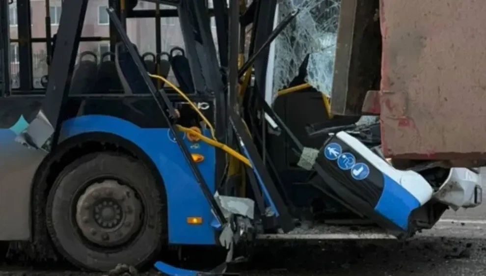 Астанада жолаушылар автобусы жүк көлігімен соқтығысқан