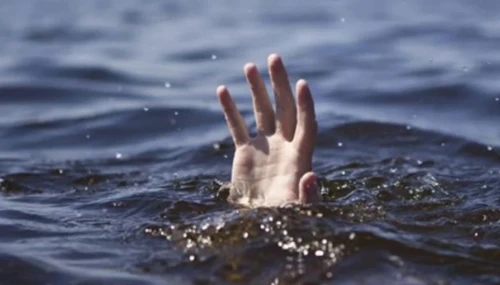 Әкесі ұлын сабап, суға батырмақ болған