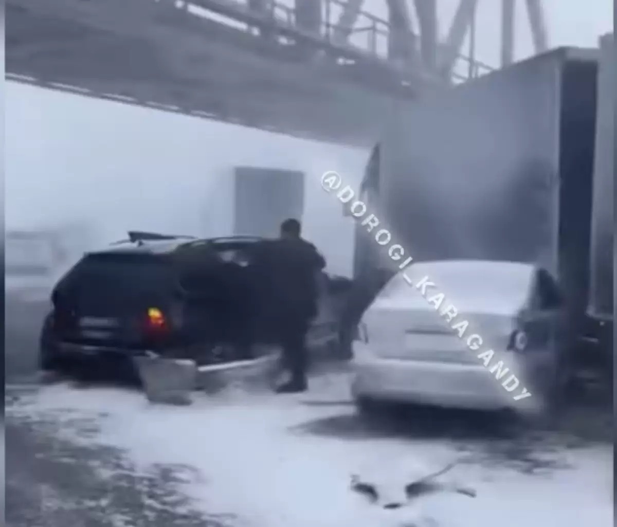 Қарағандыда - боран: Жүздеген көлік жолда қалды