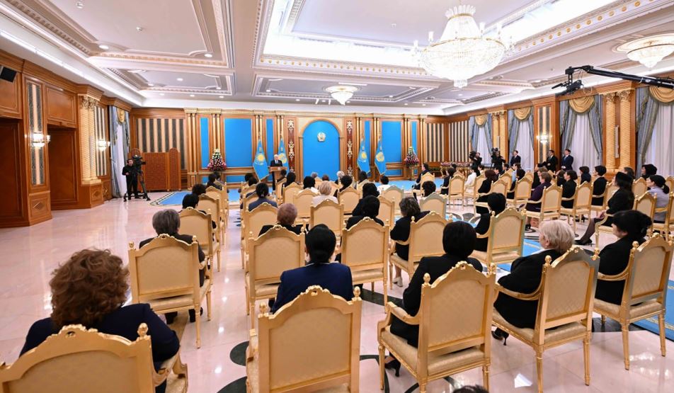 Президент: Аналары алаңсыз қоғамда балалар да бақытты өмір сүреді