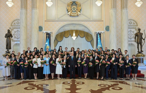 Мемлекет басшысы аруларды  Халықаралық әйелдер күнімен құттықтады