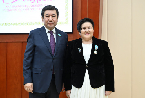 Ерлан Қошанов әйел депутаттарды көктем мерекесімен құттықтады