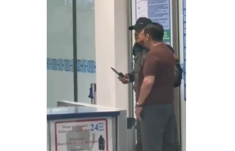 Алматы әуежайында белгісіз біреу әйелді пышақпен қорқытқан