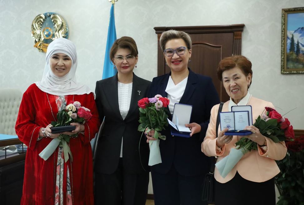 Мәдени дамуға үлес қосқан жандарға мемлекеттік наградалар табысталды