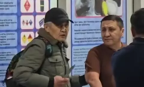 Әуежайда қызметкерді кепілге алған ер адам екі айға қамауға алынды