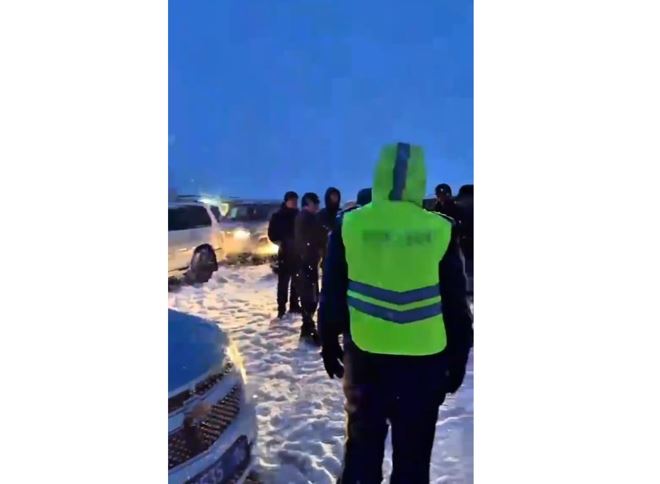 ШҚО полицейлері қарлы боранда 250 көлікке көмекке келді