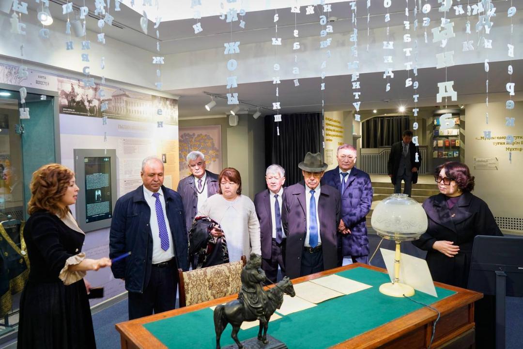 Қазақ-өзбек қаламгерлері әдеби байланысты нығайту мәселесін талқылады