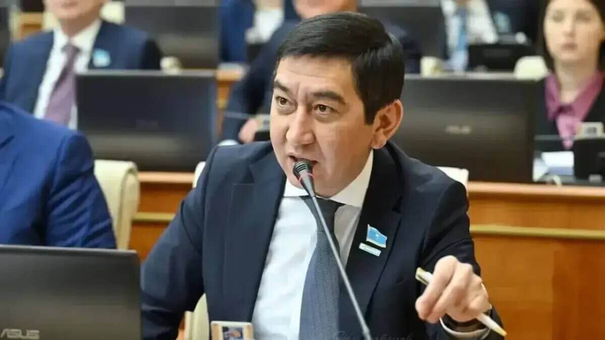 Қазақ қоғамы рухани дағдарысқа ұшырап барады - Ринат Зайытов