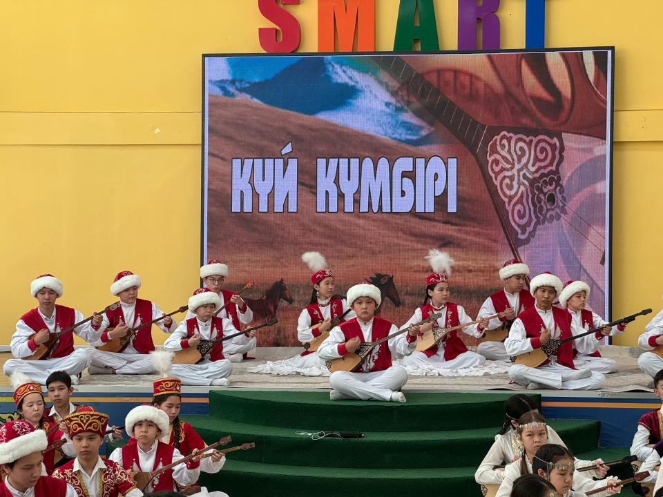 1 миллионға жуық жас бір мезетте  күй тартты