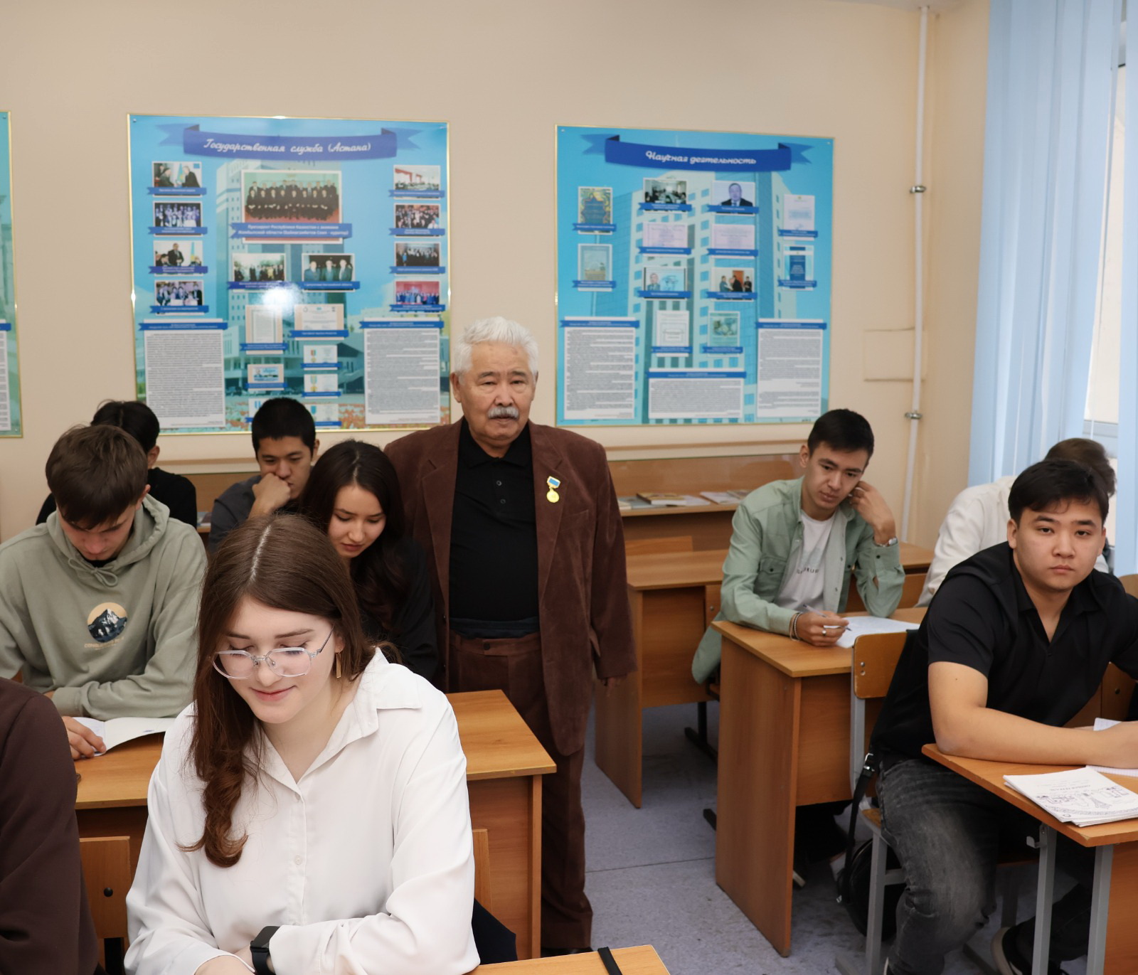 Парасат биігінде