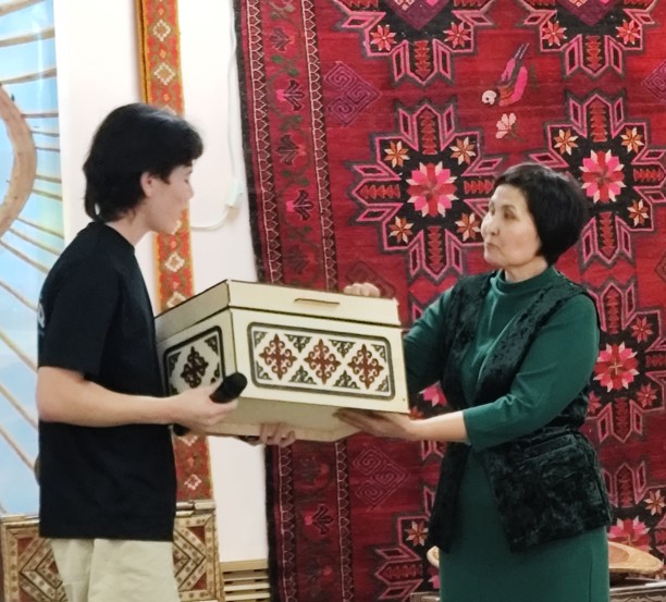 Сыр сандықты ашып қара...