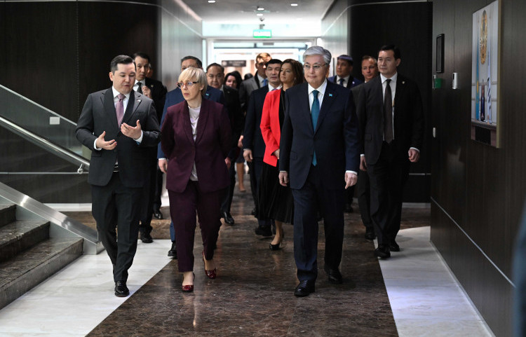 Словения Президенті Астана халықаралық қаржы орталығын аралады