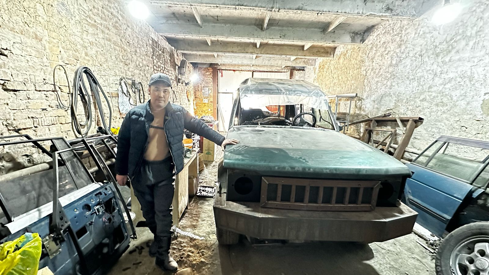 Қолдан көлік құрастырған