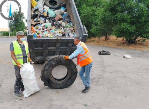 Республикалық автожолдардан 700 мың тонна қоқыс жиналған