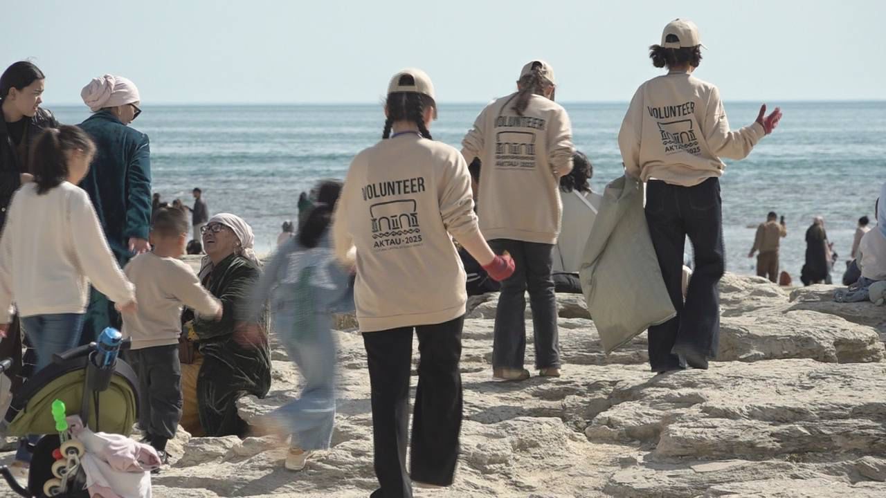 Волонтерлер жағалауды тазалап, халықаралық шараға қолдау көрсетті