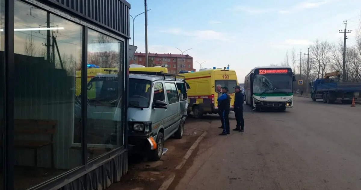 Балалар мінген автобус жол апатына ұшырады