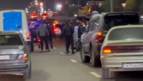 Алматыда мотоцикл жүргізушісі екі адамды қағып кеткен