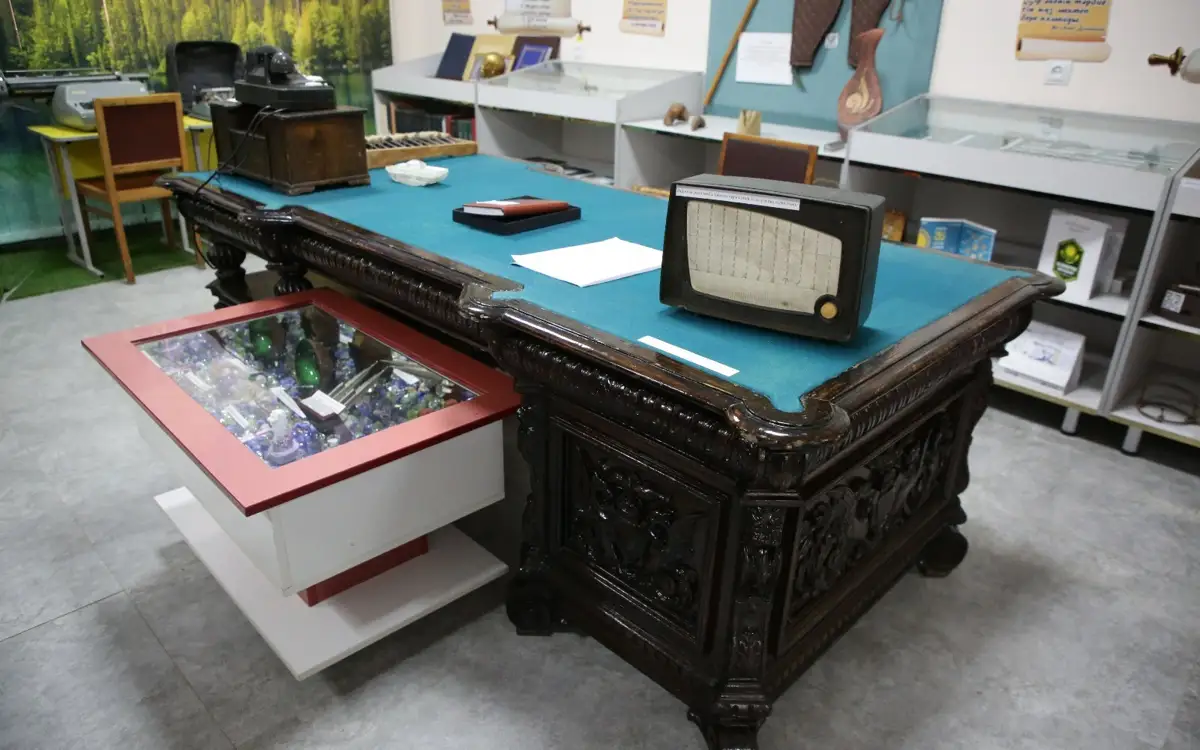 Мұражайдағы ғасырлық үстел