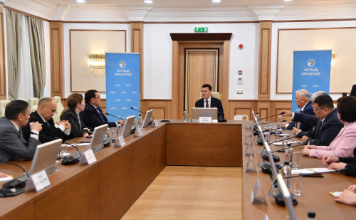 Ерлан Қарин Ұлттық құрылтай мүшелерімен кездесті