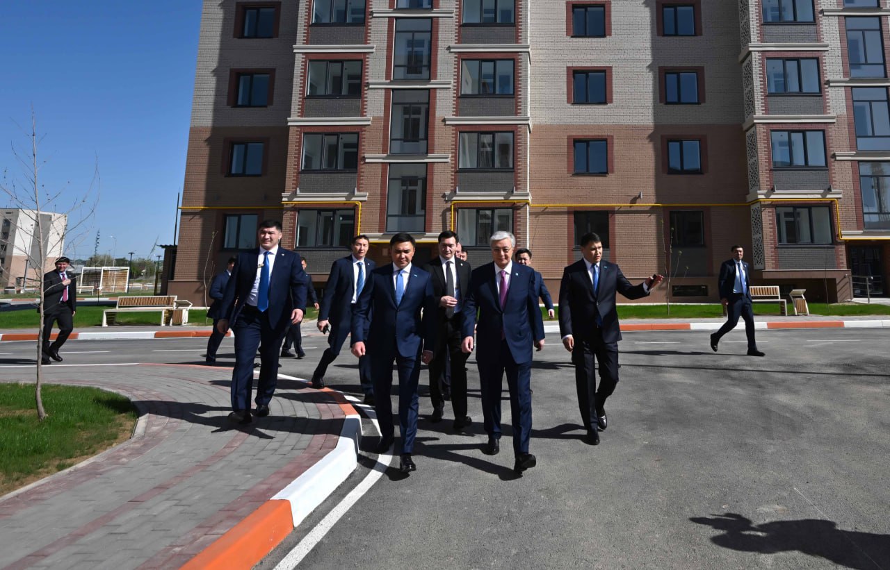 Президент «Ақжайық» шағын ауданындағы тұрғын үй кешеніне барды