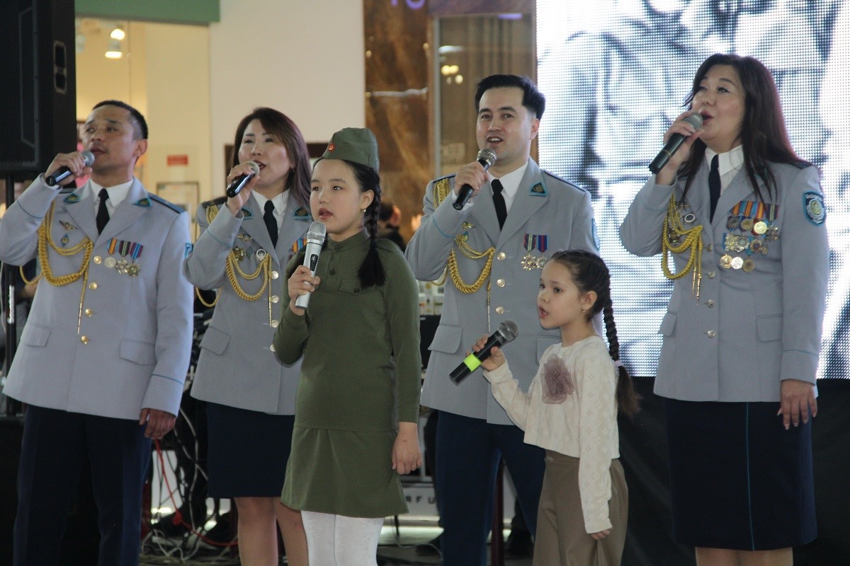 Полиция Жеңістің 80 жылдығына арнап тұрғындарға концерт қойып берді