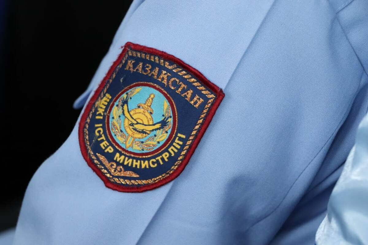 Инспектор отқа оранған үйден ер адамды алып шықты
