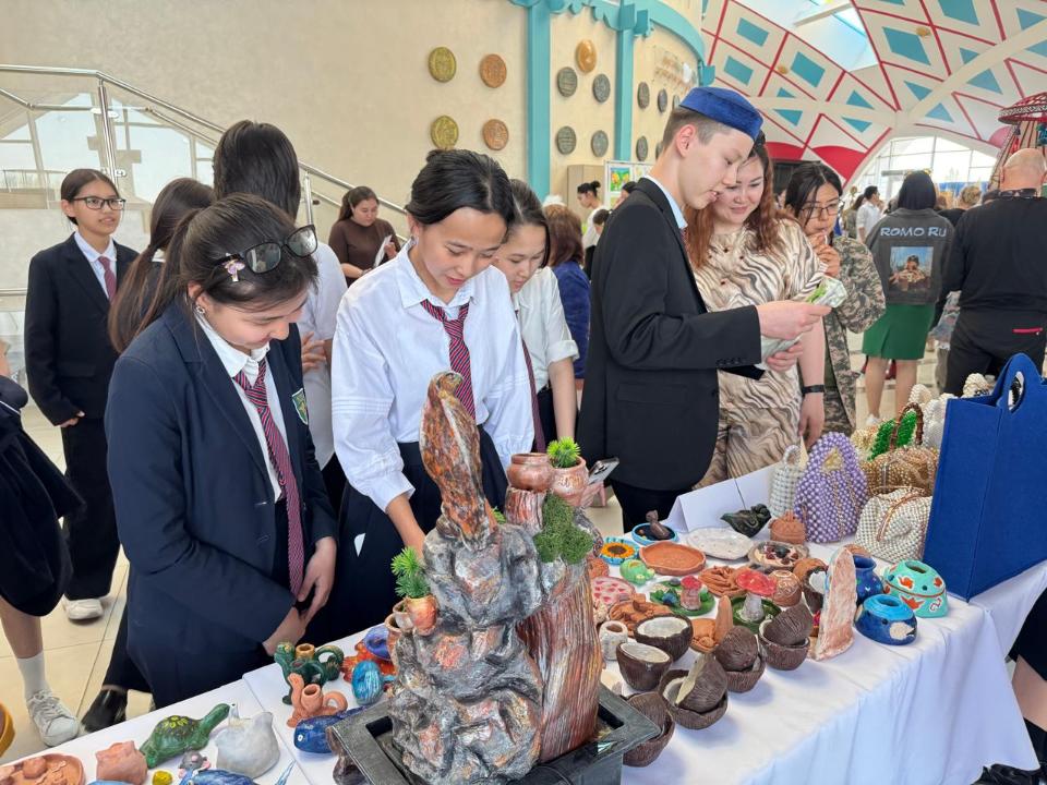 Таразда суретшілер мен қолөнер шеберлерінің көрмесі өтті