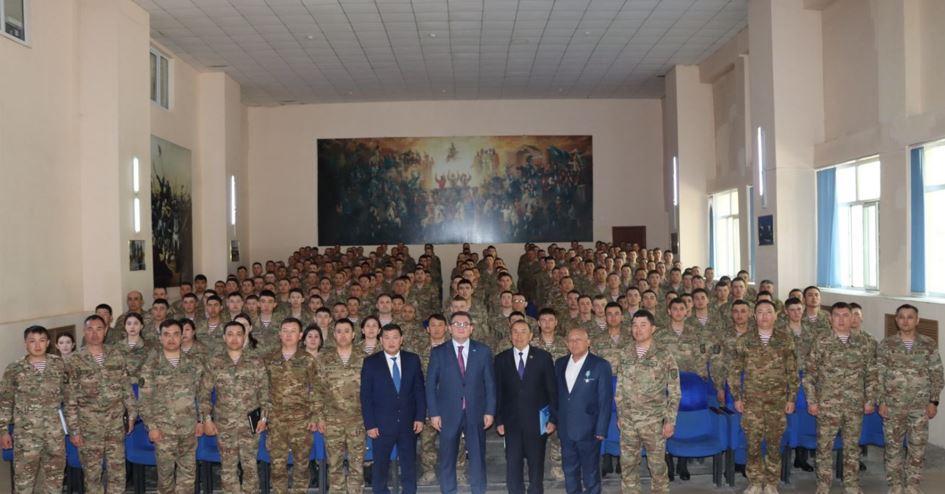 Президент кеңесшісі Ұлан сарбаздарымен кездесті