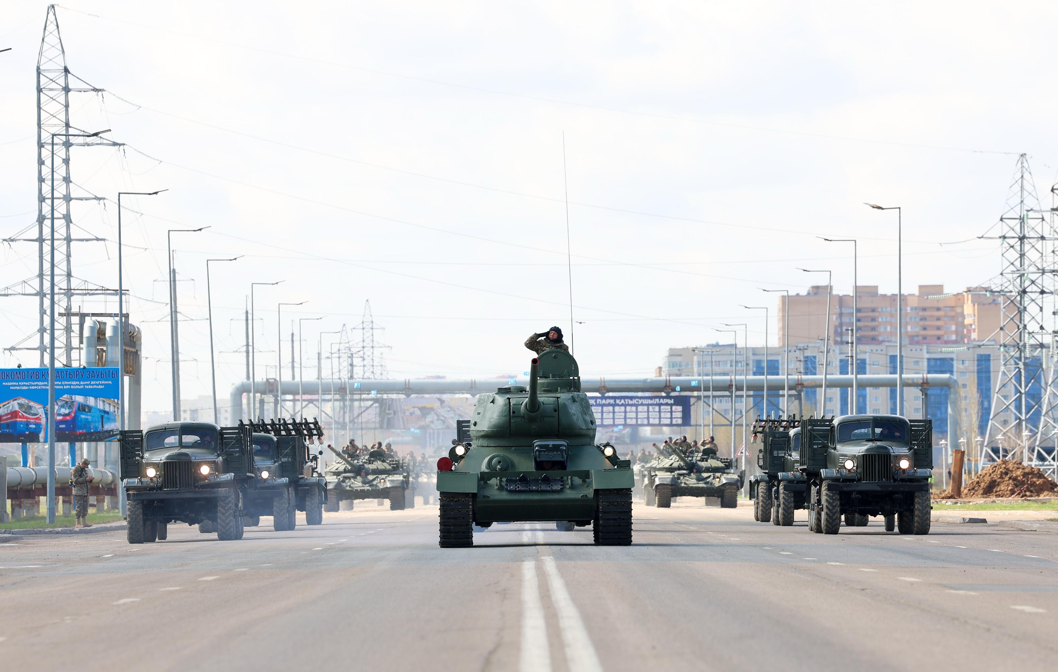 Қорғаныс министрі парадқа дайындықты тексерді