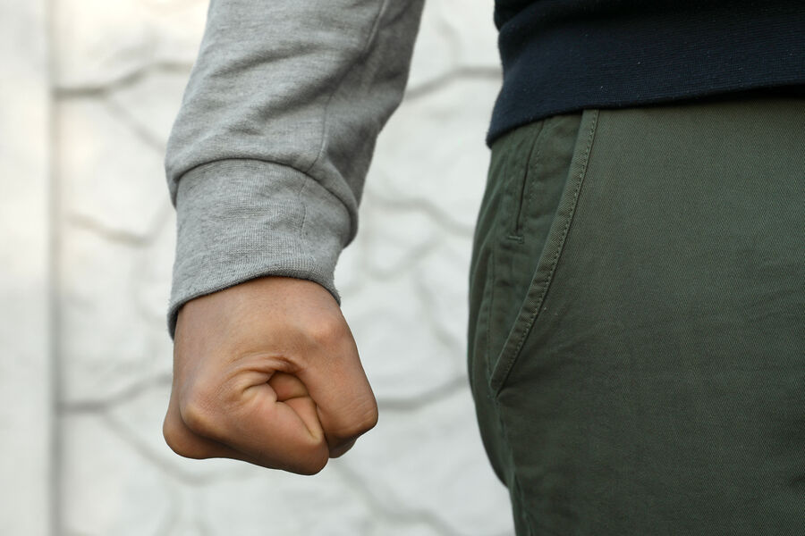 Жаңаөзенде бір топ жасөспірім оқушы мен әкесін ұрған