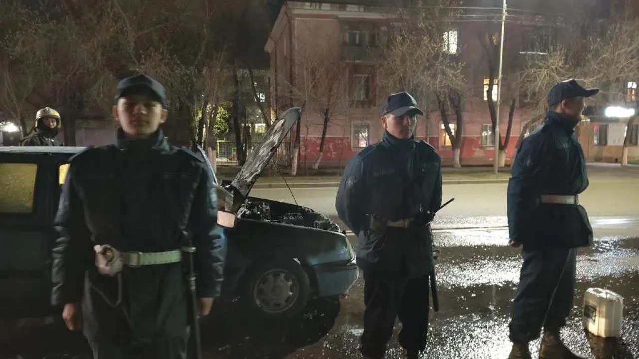 Ұландықтар Павлодарда өртенген автокөлікті сөндірді