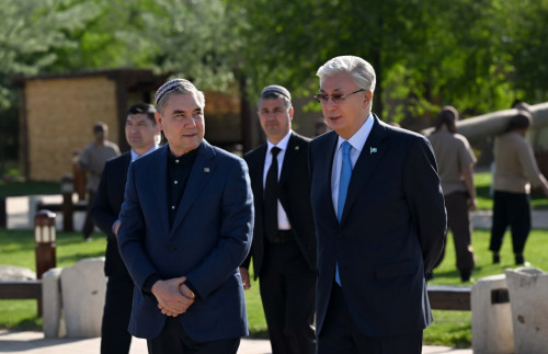 Тоқаев пен Бердімұхамедов «Этноауыл» кешеніне барды