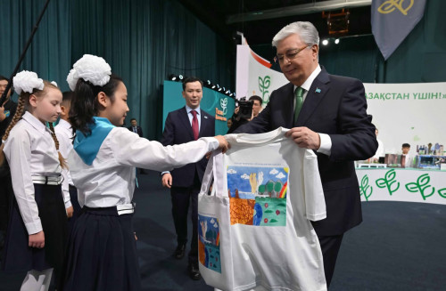 Атыраулық оқушы Президентке жейде мен шопер сыйлады