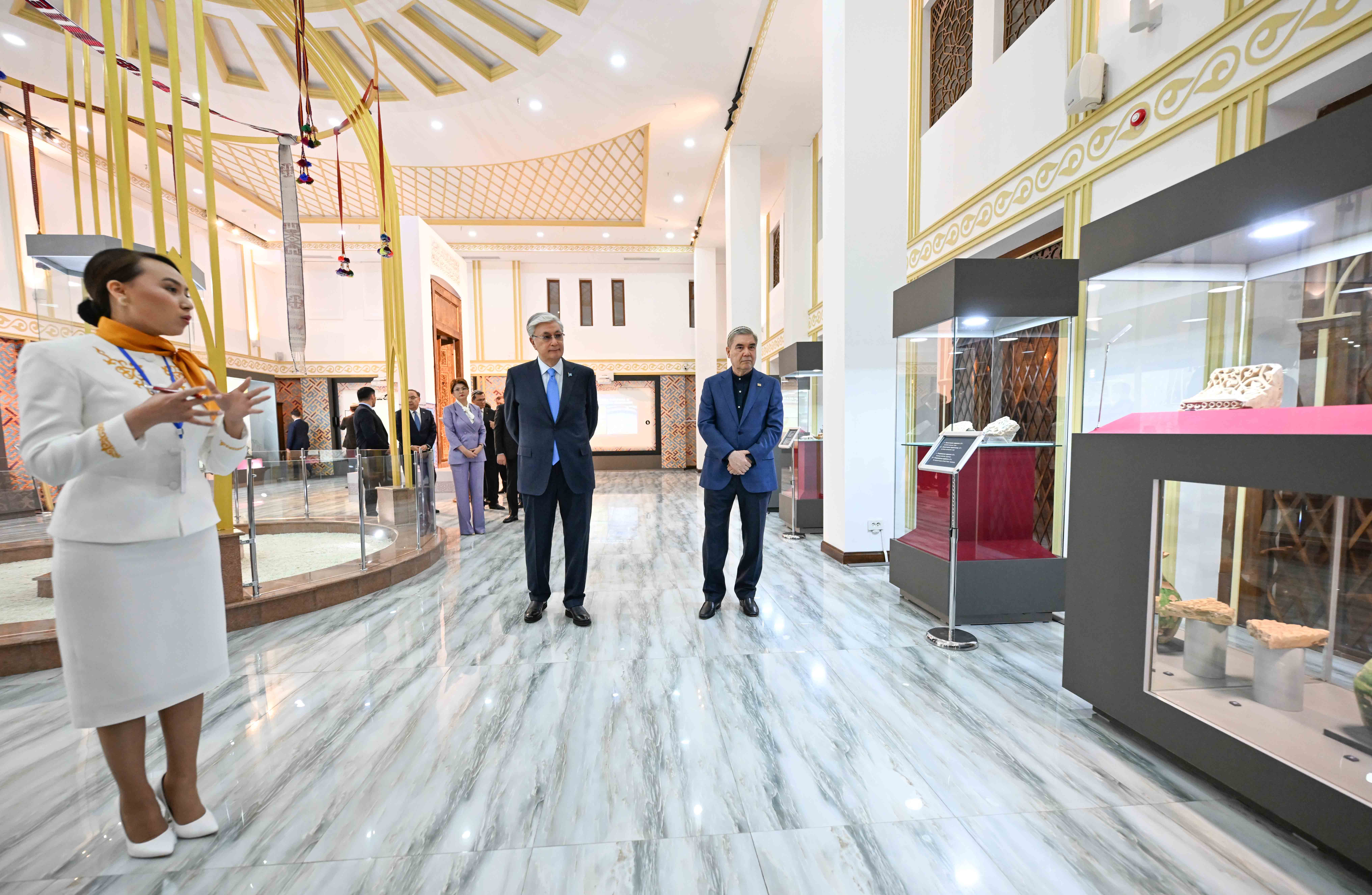 Тоқаев пен Бердімұхамедов Turkistan визит орталығына барды