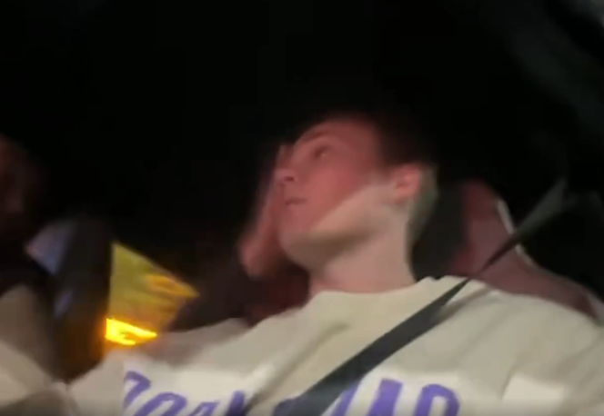 Алматыда жолаушы такси жүргізушісіне қол көтерген