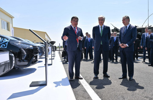Қасым-Жомарт Тоқаев пен Гурбангулы Бердімұхамедов өнеркәсіп көрмесін аралады