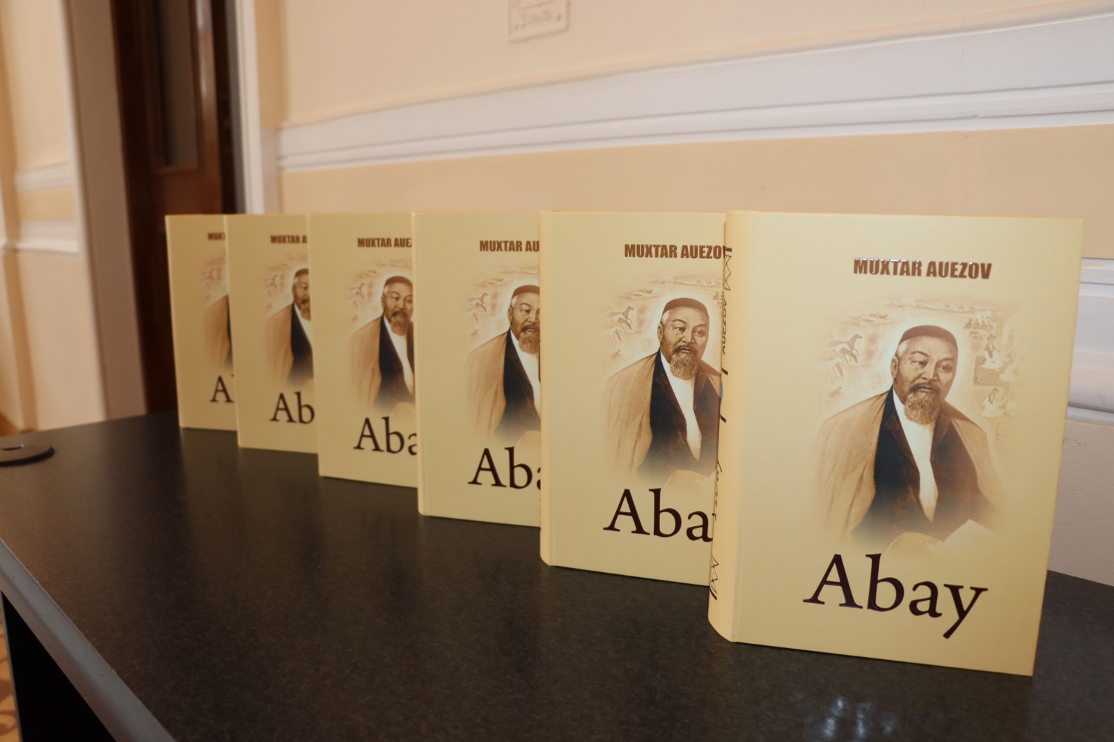 Бакуде Мұхтар Әуезовтің «Абай» романының латын қарпіндегі жаңа басылымы таныстырылды